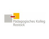 Logo des Pädagogischen Kollegs Rostock mit geometrischen Formen in Grau, Gelb und Rot.