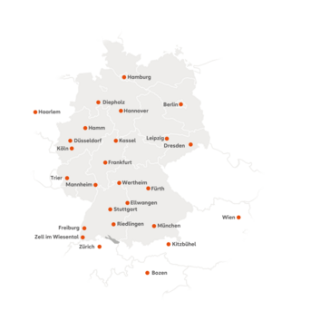 Die Karte zeigt die Standorte der SRH Fernhochschule in Mitteleuropa. Deutschland ist zentriert dargestellt, angrenzende Länder wie die Schweiz, Österreich, Italien (Südtirol) und die Niederlande sind ebenfalls sichtbar. Orange Punkte markieren die Studienzentren. In Deutschland sind folgende Städte gekennzeichnet: Berlin, Hamburg, Hannover, Leipzig, Dresden, Düsseldorf, Köln, Hamm, Trier, Mannheim, Frankfurt, Stuttgart, Freiburg, München, Riedlingen, Wertheim, Ellwangen, Fürth, Diepholz und Zell im Wiesental. In der Schweiz ist Zürich markiert, in Österreich Wien und Kitzbühel, in Italien Bozen sowie in den Niederlanden Haarlem.