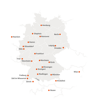 Die Karte zeigt die Standorte der SRH Fernhochschule in Mitteleuropa. Deutschland ist zentriert dargestellt, angrenzende Länder wie die Schweiz, Österreich, Italien (Südtirol) und die Niederlande sind ebenfalls sichtbar. Orange Punkte markieren die Studienzentren. In Deutschland sind folgende Städte gekennzeichnet: Berlin, Hamburg, Hannover, Leipzig, Dresden, Düsseldorf, Köln, Hamm, Trier, Mannheim, Frankfurt, Stuttgart, Freiburg, München, Riedlingen, Wertheim, Ellwangen, Fürth, Diepholz und Zell im Wiesental. In der Schweiz ist Zürich markiert, in Österreich Wien und Kitzbühel, in Italien Bozen sowie in den Niederlanden Haarlem.