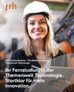 Eine Frau mit einem Schutzhelm lächelt und hält ein Tablet in der Hand. Im Hintergrund sind technische Geräte sichtbar. Text beschreibt ein Fernstudium in der Themenwelt Technologie.