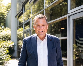 Prof. Dr. Thomas Bippes Prof. Dr. Thomas Bippes ist Professor für Kommunikation, Medien und Online Marketing an der SRH Fernhochschule.