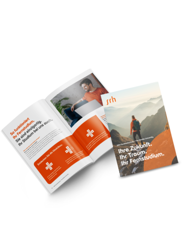 Ein aufgeschlagenes Heft zeigt Informationen über ein Fernstudium, mit einem Bild eines Mannes, der an einem Tisch sitzt. Auf der rechten Seite steht der Slogan: "Ihre Zukunft. Ihr Traum. Ihr Fernstudium."