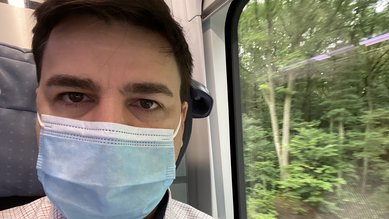 Mann mit Mundnasenschutz in Zug
