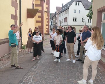 SRH Studierende bei einer Stadtführung durch Wertheim.