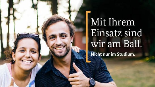 Zwei junge Menschen posieren lächelnd mit einem Fußball. Text erwähnt das Deutschlandstipendium und Dank an die Förderer.