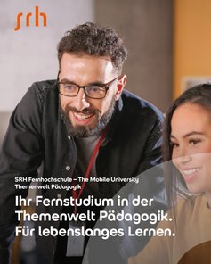Ein lächelnder Mann mit Brille und Bart steht neben einer Frau, während sie an einem Tisch arbeiten. Text im Vordergrund beschreibt ein Fernstudium in der Pädagogik für lebenslanges Lernen.