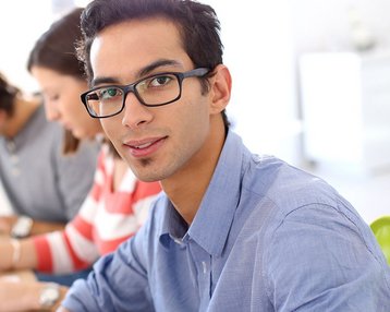 Mann mit Brille in einer Gruppe