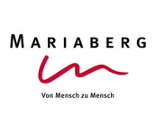 Logo von Mariaberg mit dem Slogan "Von Mensch zu Mensch". Schriftzug in Schwarz und Rot auf hellem Hintergrund.