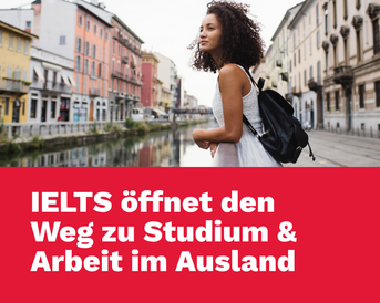 Frau mit Rucksack steht an einem Kanal, umgeben von bunten Gebäuden. Text betont, dass IELTS den Weg zu Studium und Arbeit im Ausland öffnet.