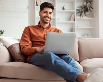 Fröhlicher Mann auf einem Sofa Fröhlicher Mann auf einem Sofa