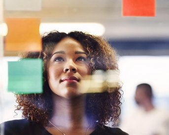 Psychologen und Psychologinnen müssen sich an aktuelle Trends anpassen. Aktuelle Trends in der Psychologie sind die Digitalisierung und zunehmende Individualisierung.