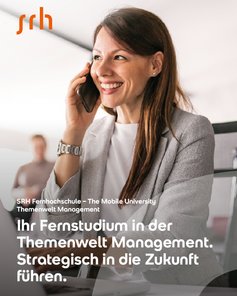 Eine Frau spricht am Telefon und lächelt, während sie in einem modernen Büro sitzt. Im Hintergrund sind unscharfe Personen zu sehen. Text: "Ihr Fernstudium in der Themenwelt Management. Strategisch in die Zukunft führen."
