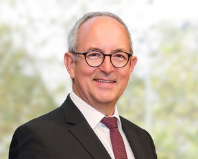 Rektor Prof. Dr. Ottmar Schneck | Pressemitteilung SRH Fernhochschule Mann in Anzug lächelt in Kamera