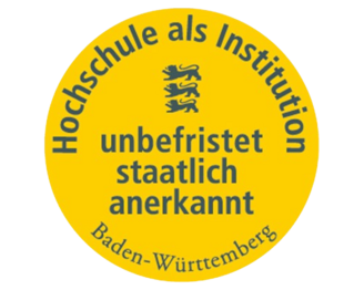 Hochschule als Institution, unbefristet staatlich anerkannt, Baden-Württemberg. Gelbes Emblem mit Löwenmotiven.