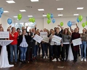 SRH Fernhochschule erneut „Beliebteste Fernhochschule“ | Pressemitteilung SRH Fernhochschule Jubelnde Gruppe mit Ballons