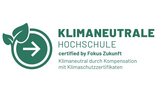 Klimaneutrale Hochschule, zertifiziert von Fokus Zukunft. Das Logo zeigt ein grünes Symbol mit einem Blatt und einem Pfeil, das auf Klimaneutralität durch Kompensation mit Klimaschutz-Zertifikaten hinweist.